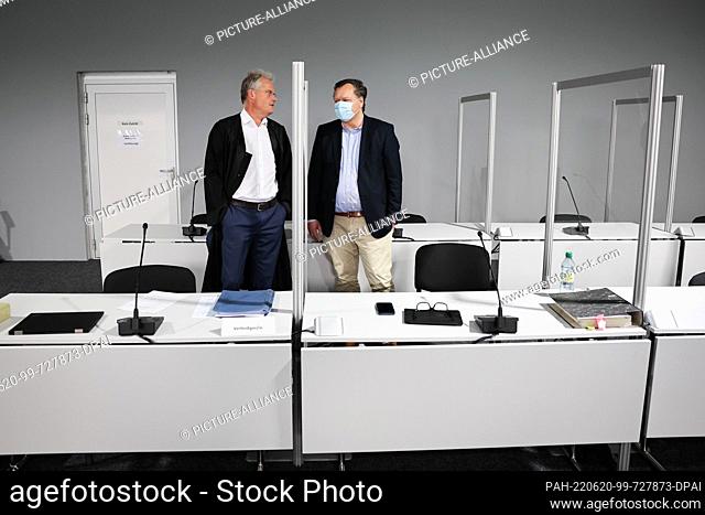 20 June 2022, Schleswig-Holstein, Lübeck: The defendant (r) and his lawyer Michael Gubitz talk before the start of the trial day in a branch of the Lübeck...
