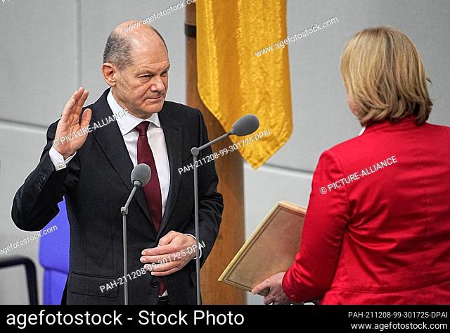 08 December 2021, Berlin: The newly elected Chancellor Olaf Scholz (SPD) takes the oath of office for his first term in office in the Bundestag before Bärbel...