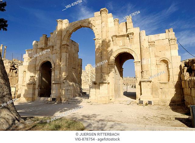 South Gate in Ruins of Jerash, Roman Decapolis city, dating from 39 to 76 AD, Jordan, Arabia - JERASH, JORDANIEN, 10/01/2008