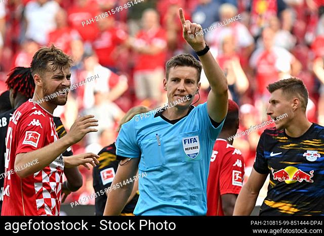15 August 2021, Rhineland-Palatinate, Mainz: Football: Bundesliga, FSV Mainz 05 - RB Leipzig, Matchday 1, at Opel Arena. Referee Daniel Siebert gives...