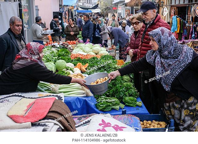 11.12.2018, Turkey, Tire: Market day in Tire in the turkish province Izmir. Fresh fruits and vegetables are offered in a large selection