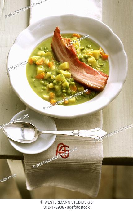 Pea soup with root vegetables, potatoes and belly pork
