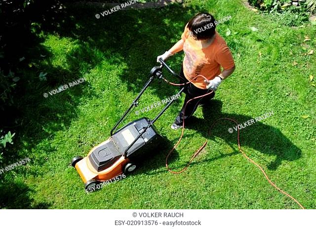 Frau beim Rasenmähen