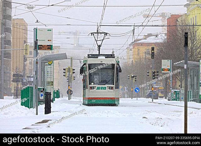07 February 2021, Saxony-Anhalt, Magdeburg: A tram is stuck in the snow on Breite Weg. Due to the current weather conditions with snowfall and drifting snow