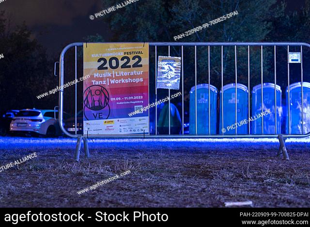 09 September 2022, Saxony-Anhalt, Magdeburg: A sign points to the three-day Kulturbrücke festival, which began this evening in the state capital