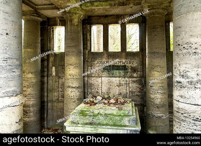 Berlin, Jewish cemetery Berlin Weissensee, mausoleum, Doric temple, hiding place above the ceiling during National Socialism