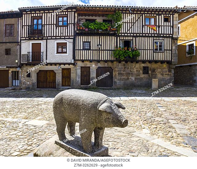 Arquitectura tradicional y monumento al Marrano de San Antón. La Alberca. Sierra de Francia. Salamanca. Castilla León. España