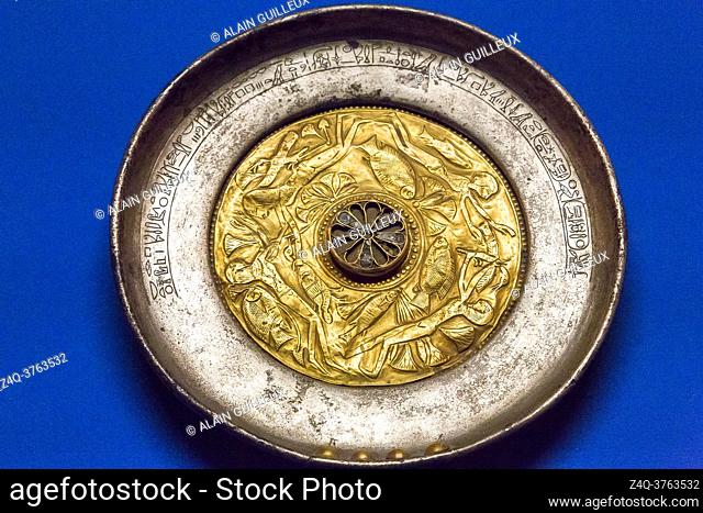 Egypt, Cairo, Egyptian Museum, dishes found in the royal necropolis of Tanis, burial of Wendjebauendjed : Gold dish, with a 12 petals rosette