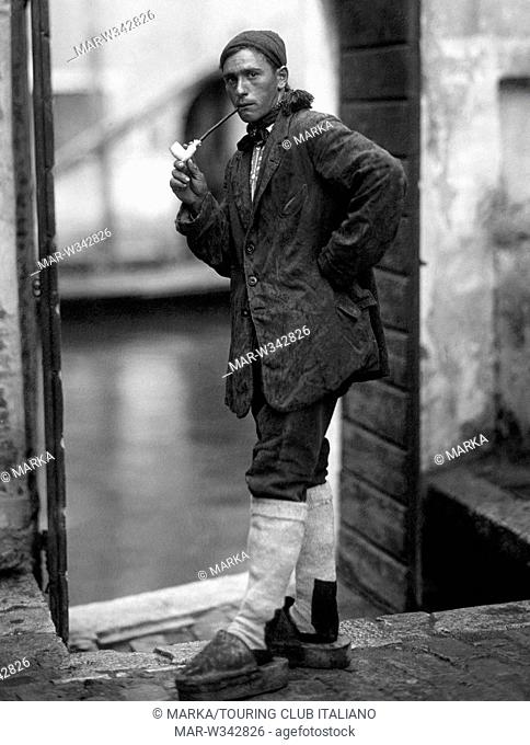 italia, veneto, uomo fuma la pipa, 1920 // italy, veneto, man smokes a pipe, 1920