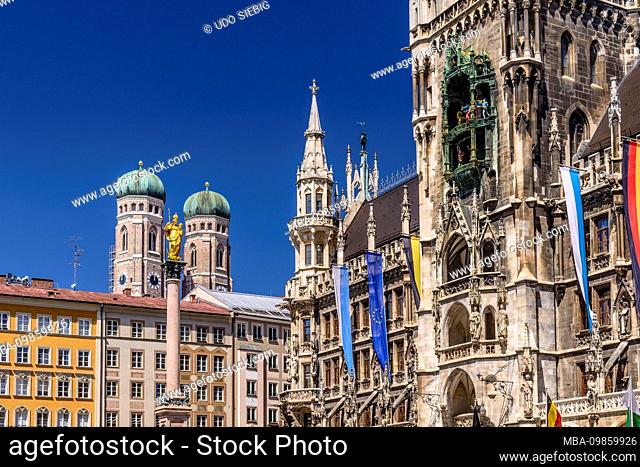 Germany, Bavaria, Upper Bavaria, Munich, Marienplatz, Mariensäule against Frauenkirche, Neues Rathaus