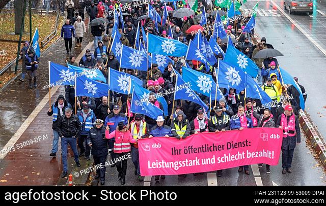 23 November 2023, Hamburg: Members of the union Deutscher Beamtenbund und Tarifunion (dbb) start a star march during a strike day in the collective bargaining...