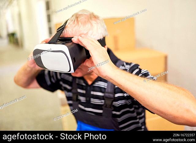 Arbeiter in einer Lagerhalle mit Virtual Reality Brille zur Simulation als Zukunft Konzept