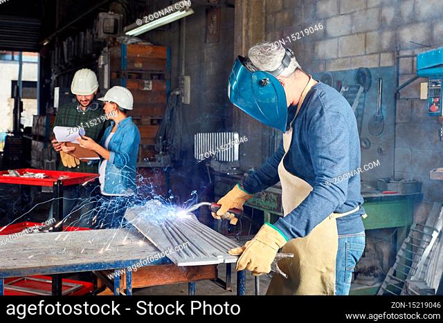 Schweißer als Arbeiter beim Schweißen von Stahl in einer Metallfabrik