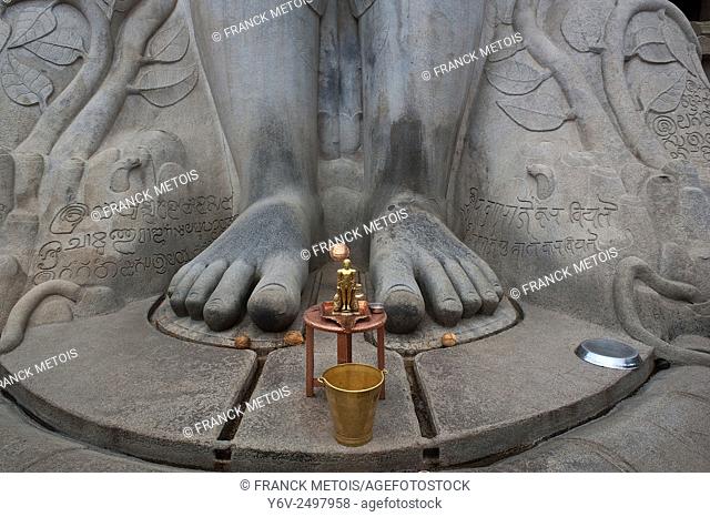 A small statue representing a jaïn spiritual leader 'tirthankara' is at the feet of the statue of Gomateshvara one of the jaïn spiritual leader