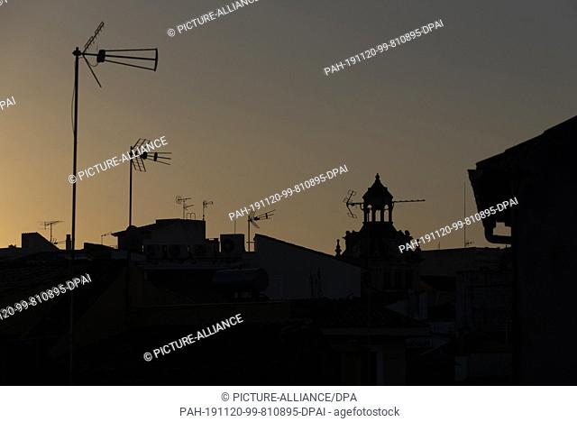 08 October 2019, Spain, Alcúdia: The sun rises over the roofs of Alcúdia. Photo: Stephan Schulz/dpa-Zentralbild/ZB. - Alcúdia/Mallorca/Spain