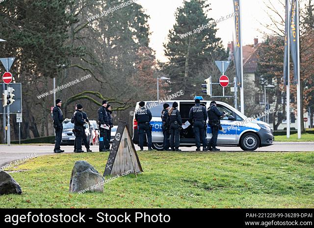 28 December 2022, Baden-Wuerttemberg, Villingen-Schwenningen: Police officers stand by a police vehicle near the Brigach river