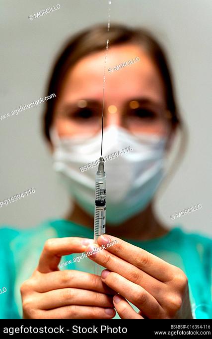Nurse preparing a dose of vaccine to vaccinate against Covid