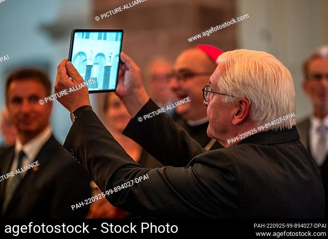 25 September 2022, North Rhine-Westphalia, Höxter: German President Frank-Walter Steinmeier holds a tablet with augmented reality (AR) software in his hands...