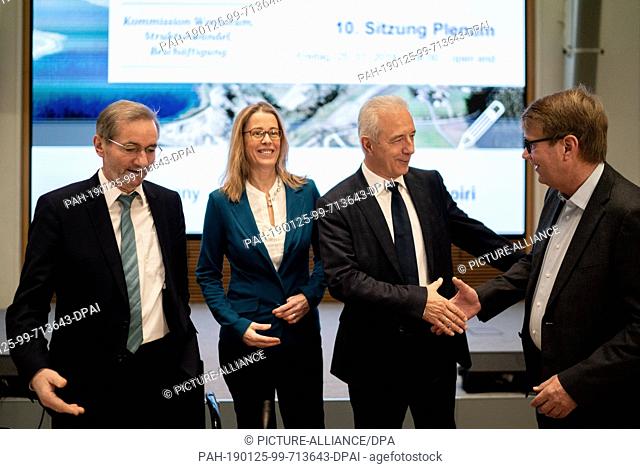 25 January 2019, Berlin: The Co-Chairs of the Coal Commission, Matthias Platzeck (SPD, l-r), Barbara Praetorius, Stanislaw Tillich (CDU) and Ronald Pofalla...