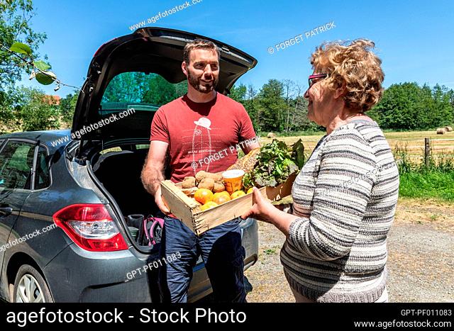 CRATE OF FRUIT AND VEGETABLES FROM THE AMAP, DELIVERY OF FARM PRODUCE, MESNIL-SUR-ITON, EURE, NORMANDY, FRANCE, EUROPE