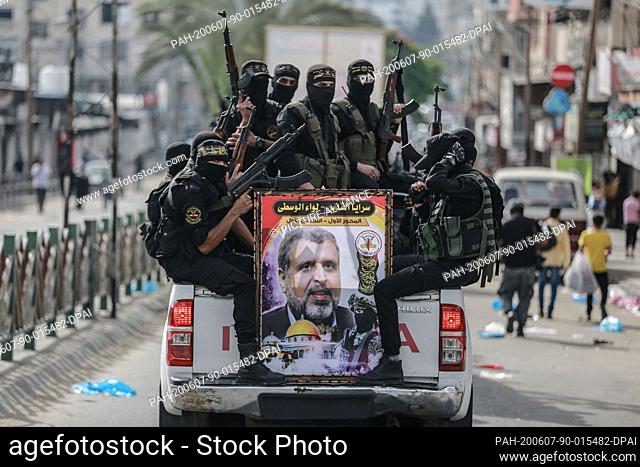 07 June 2020, Palestinian Territories, Gaza City: Members of the Palestinian Islamic Jihad militant group take part in a symbolic funeral for the movement's...