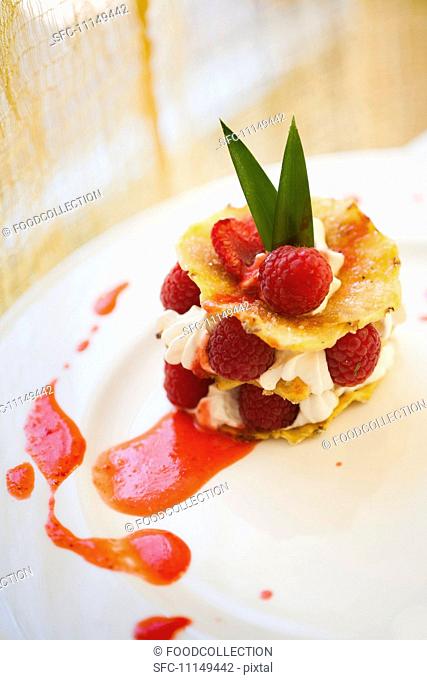 Cialda di ananas con panna e lamponi (wafers of pineapple layered with cream and raspberries)
