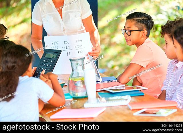 Kinder lernen Mathematik im Nachhilfe Ferienkurs der multikulturellen Sommerschule