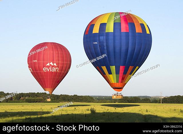 Deux montgolfieres dans la campagne, Departement d'Eure-et-Loir, region Centre-Val-de-Loire, France, Europe