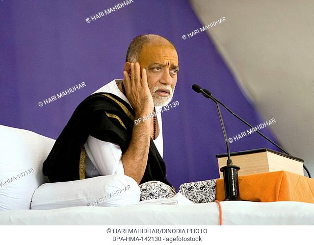 Morari Bapu lecturing at gyan yagna in Ghatkopar ; Bombay now Mumbai ; Maharashtra ; India NO MR