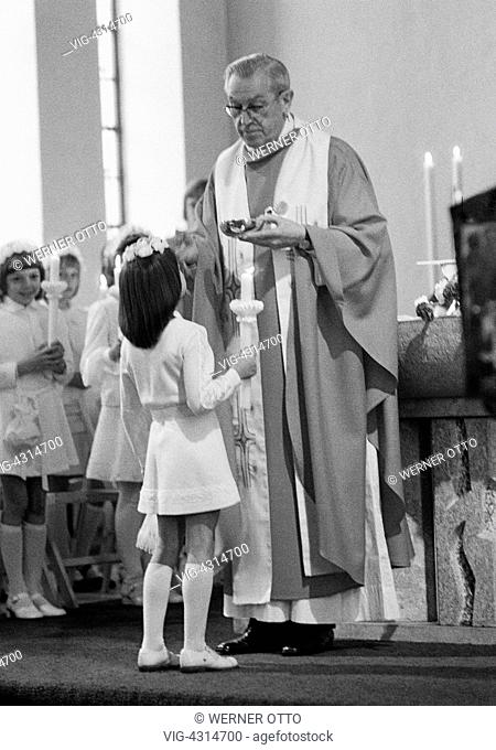 DEUTSCHLAND, BOTTROP, 06.06.1976, Seventies, black and white photo, religion, Christianity, First Communion, Eucharistic mass