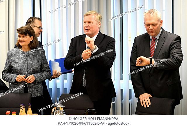 Ulf Thiele (l-r), general secretary of the CDU in Lower Saxony, CDU MP Maria Flachsbarth, head of the CDU parliamentary group Bernd Althusmann and CDU MP Björn...