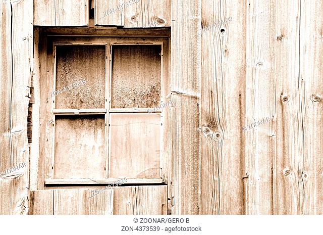 vernageltes Fenster mit Bretterwand sepia, Wooden wall with closed window sepia