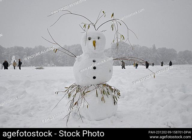 02 December 2023, Bavaria, Munich: A snowman stands on a meadow in the English Garden. Photo: Katrin Requadt/dpa. - Munich/Bavaria/Germany