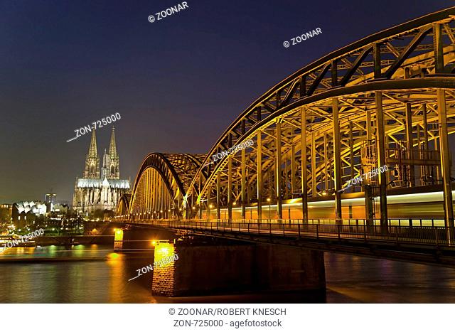 Blick über den Rhein auf den beleuchteten Kölner Dom, die Hohenzollernbrücke und das Museum Ludwig