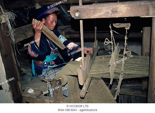 Weaving hemp for mosquito nets, Bouyoi village, Anshun area, Guizhou, China, Asia