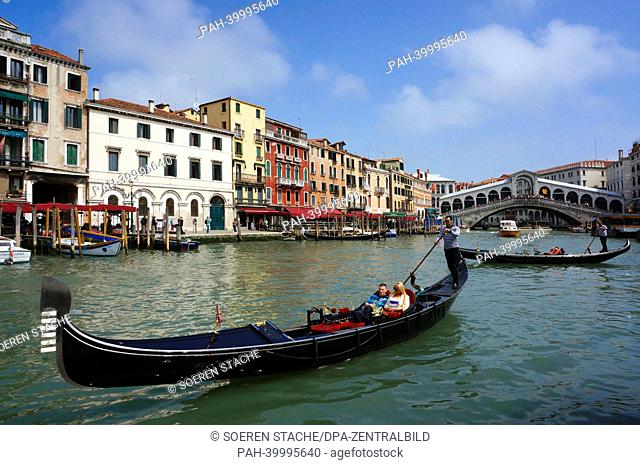 Gondolas and tourist boats travel on Canal Grande near the Rialto Bridge in Venice, Italy, 3 May 2013. Photo: Soeren Stache | usage worldwide