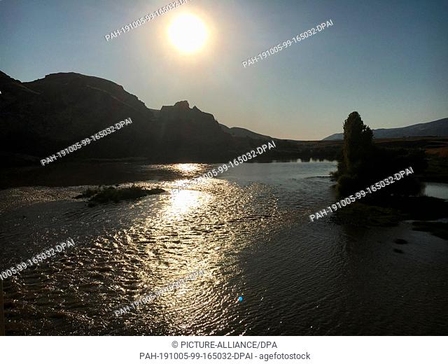 09 September 2019, Turkey, Hasankeyf: The Tigris River near Hasankeyf in southeast Turkey during sunset. The village lies in a unique cultural landscape on the...