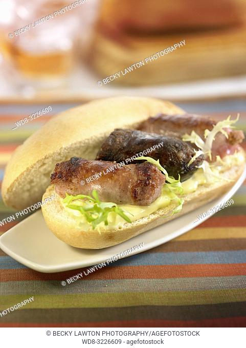 mini de salchichas y morcillas de cebolla con alioli / mini-sandwich of sausage and onion black pudding with aioli