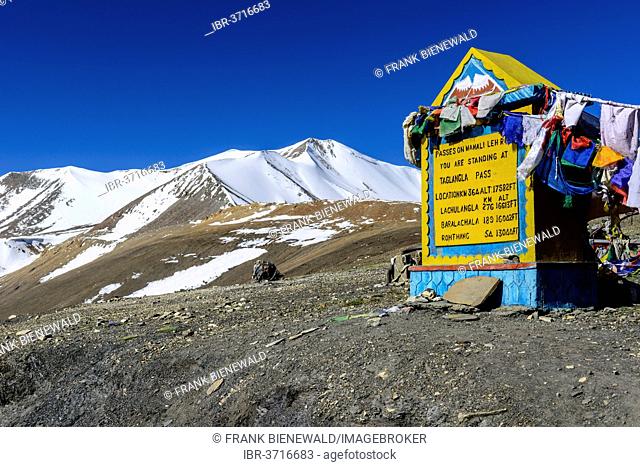 The milestone on top of Taglang La, 5.325 m, the highest pass on the Manali-Leh Highway, snow covered mountains in the distance, Rumtse, Ladakh