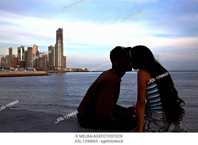 Couple kissing each other at Punta Paitilla, Panamá