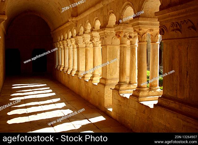 Kreuzgang, Abtei Senanque, Gordes, Vaucluse, Frankreich- Cloister, Senanque Abbey, Gordes, Vaucluse, France