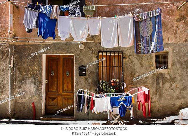 Clothesline in a street of Castelsardo. Sassari Province. Sardinia. Sardegna. Italy / Tendederos de ropa en una calle del centro histórico de Castelsardo