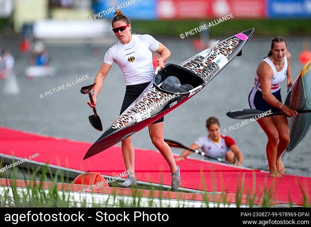27 August 2023, North Rhine-Westphalia, Duisburg: Canoe: World Championship, final, kayak single, 5000m, women. Jule Hake runs over the pontoon during the...