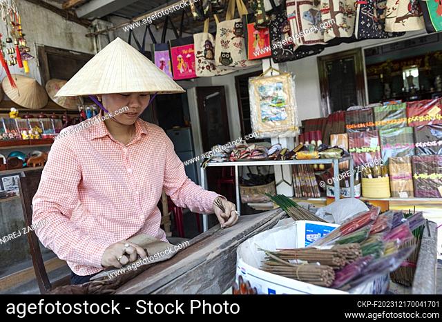 production of aroma sticks in small manufactury in Hue (CTK Photo/Ondrej Zaruba)