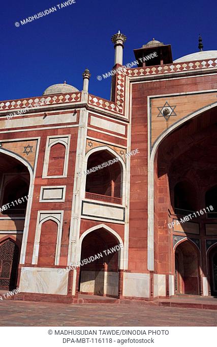 Humayun's tomb built in 1570 made from red sandstone and white marble first garden-tomb on the Indian subcontinent persian influence in mughal architecture