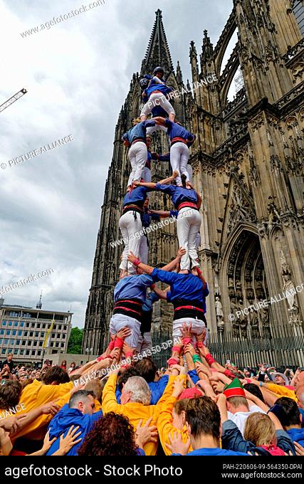 06 June 2022, North Rhine-Westphalia, Cologne: Around 180 members of Barcelona's Castellers de la Vila de Gracia human tower association