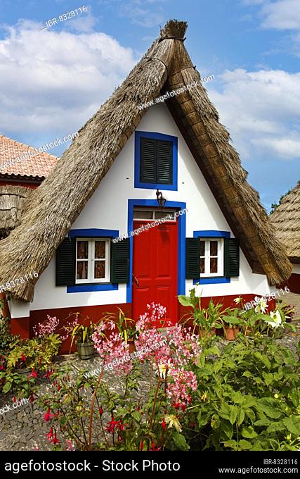 Casa de Como, thatched house, stone house, gable roof, steep, reaching to the ground, house with thatched roof, thatched roof, small, colourful, traditional