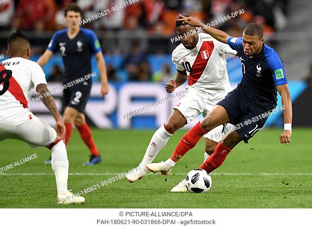 21 June 2018, Russia, Yekaterinburg - Soccer World Cup 2018, France vs. Peru, Preliminary round, group C, Second game day at the Yekaterinburg arena: Kylian...