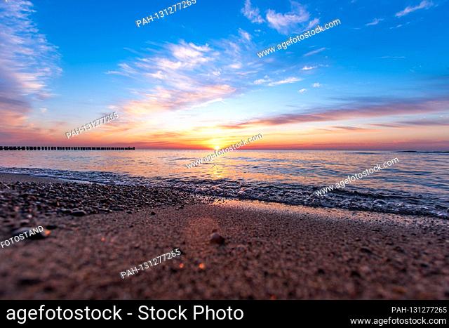 Dierhagen - Ost, Germany Maerz 2020 Ostseestrand - Maerz - 2020 sunset, Baltic Sea, sun, beach, | usage worldwide. -...