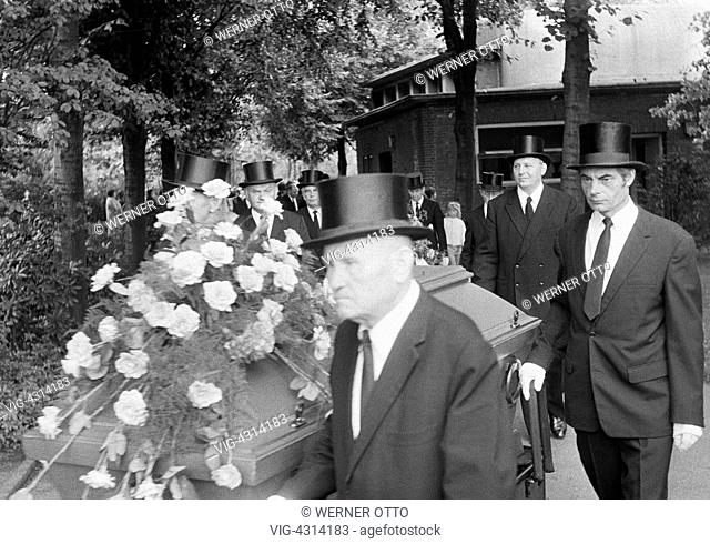 DEUTSCHLAND, BOTTROP, 31.07.1972, Seventies, black and white photo, people, death, burial, mourning, pallbearer, casket, mourning clothes, silk hat